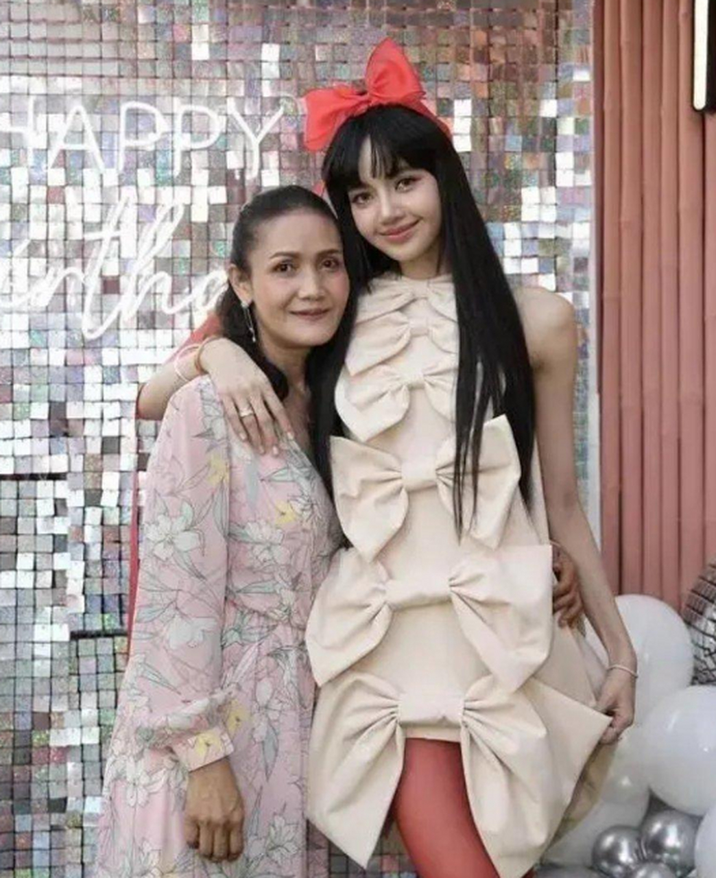 lisa为爸爸庆生的照片曝光啦!