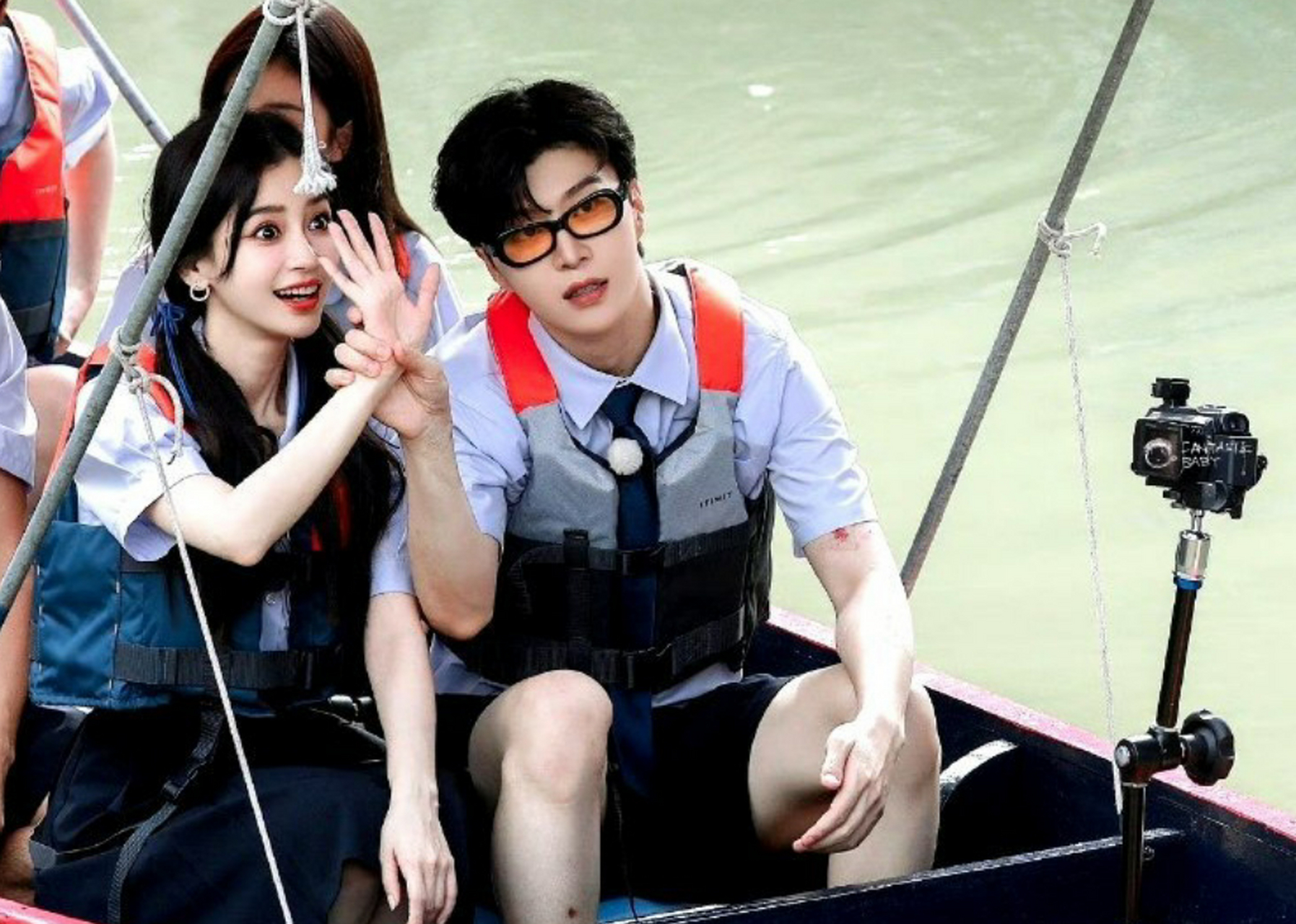 范丞丞拉baby的手跟粉丝打招呼