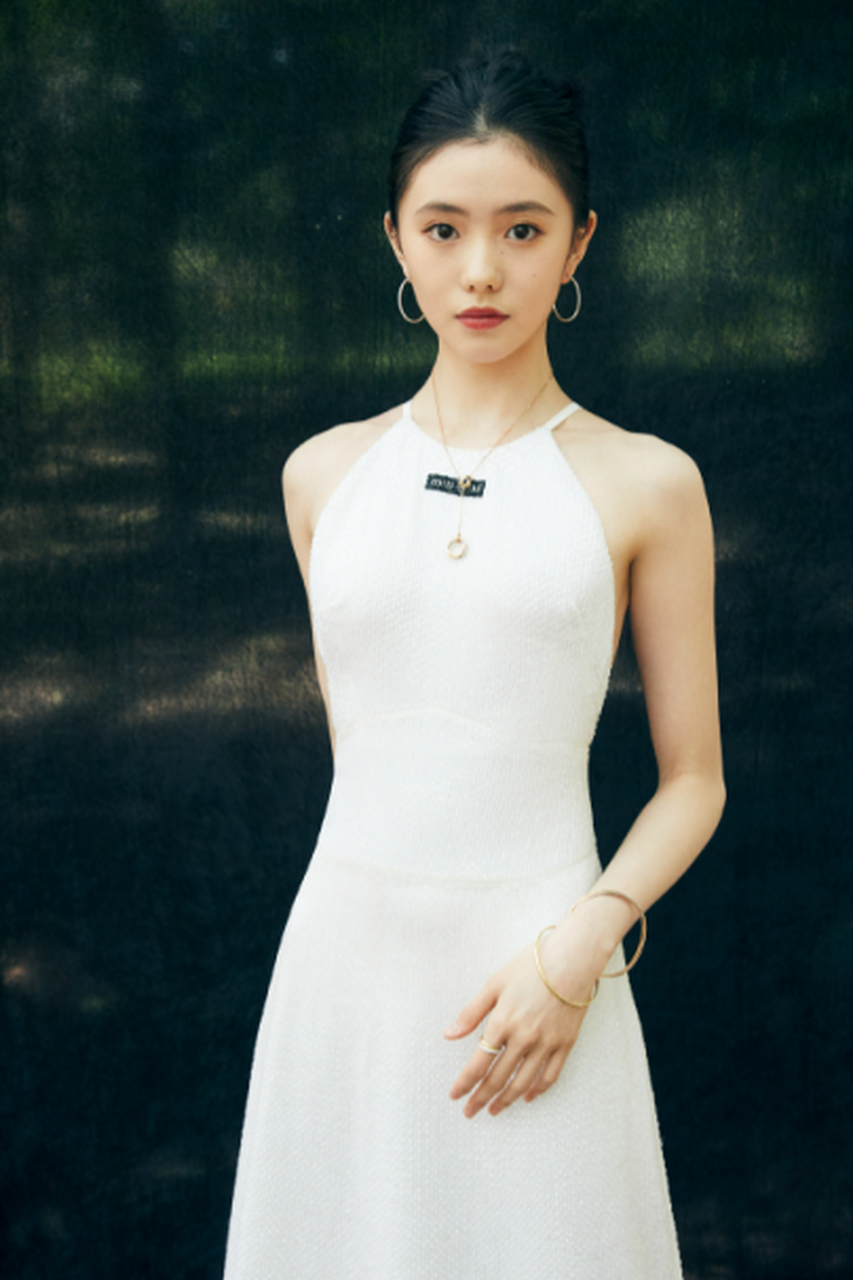 刘浩存 刘浩存的一组美照曝光,她盘发穿白色长裙,妆容精致清爽,露出