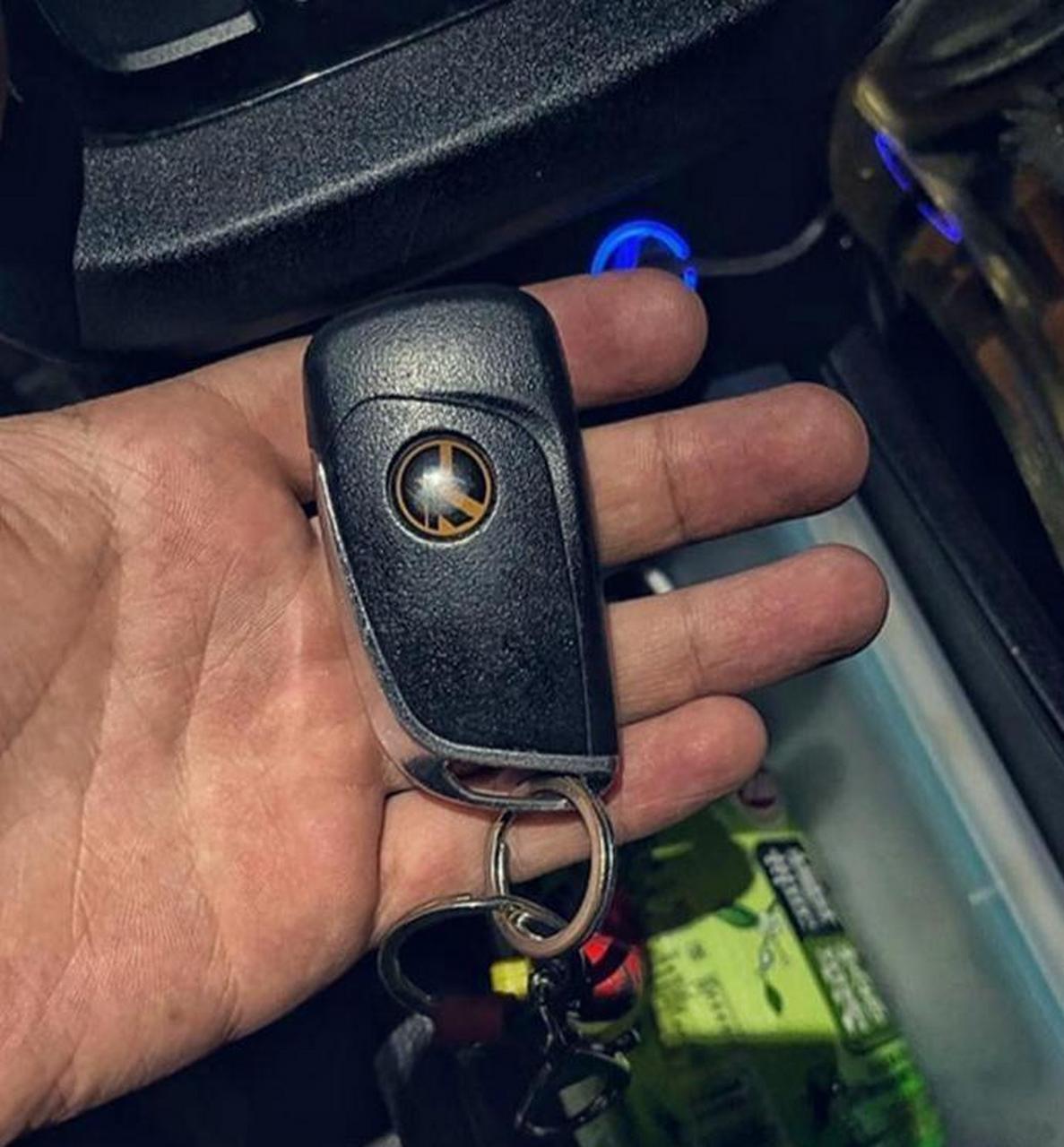 网友:相亲对象的车钥匙,有人知道这个是什么车? 