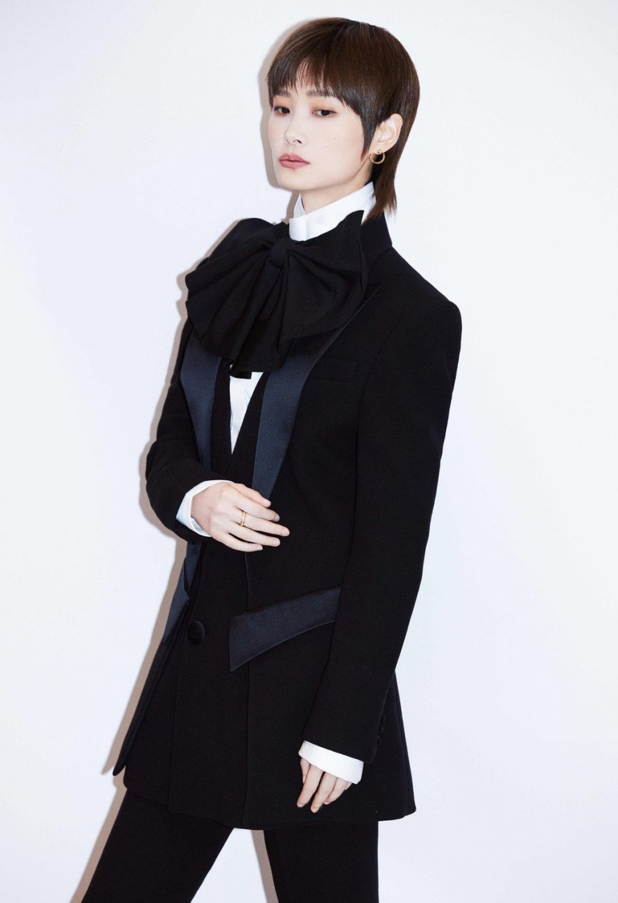 李宇春 身穿balmain2023秋冬男装系列经典黑色西装套装出席栩栩华生