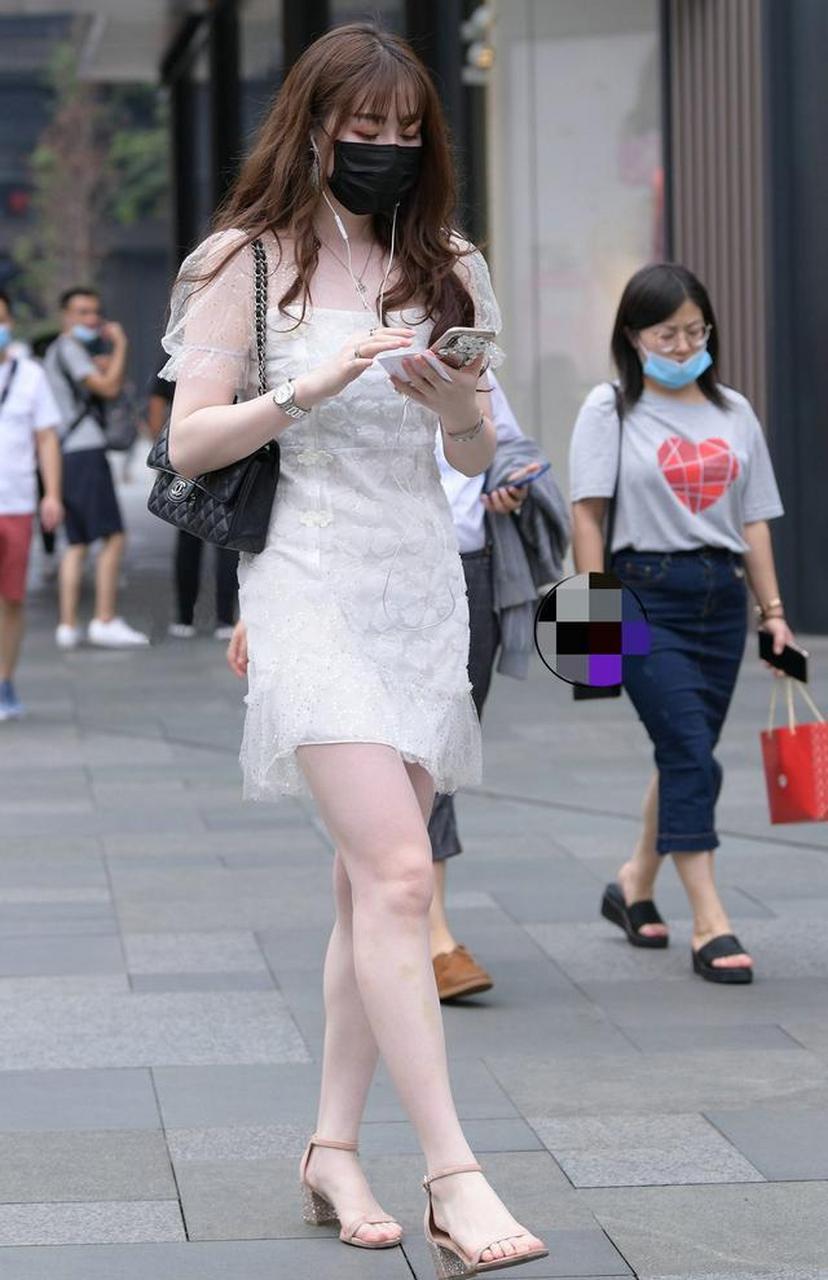 街拍:白色连衣裙搭配高跟鞋,突显出腿部曲线之美