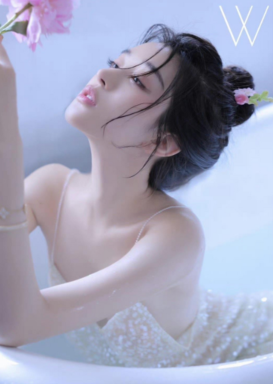 美女写真,好安静的女孩子!皮肤白里透红#哇塞好身材# #性感好身材