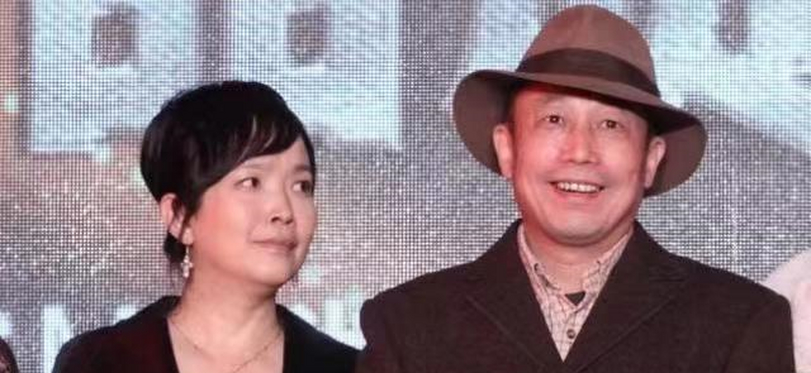 吕丽萍与孙海英同台,眼神略带嫌弃[下雨] 吕丽萍与孙海英为电视剧宣传