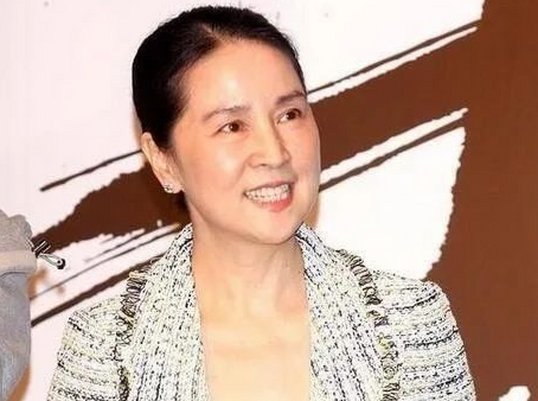 成龙老婆被路人偶遇!穿白色套装拎20万名牌包抢眼,仪态也真优雅