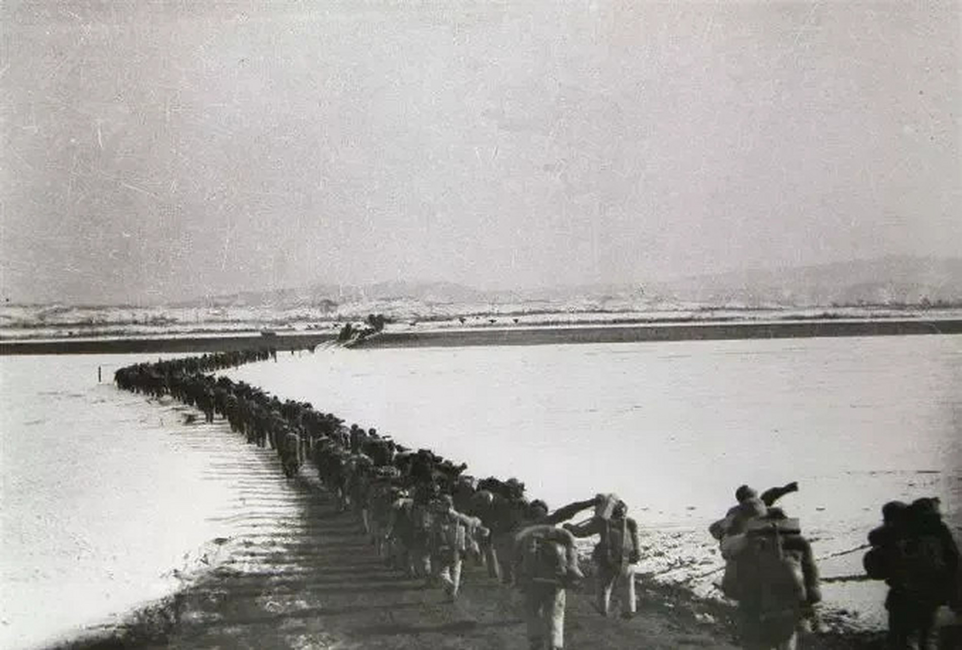 深入敌后的370团三营被美军包围在400点高地上.