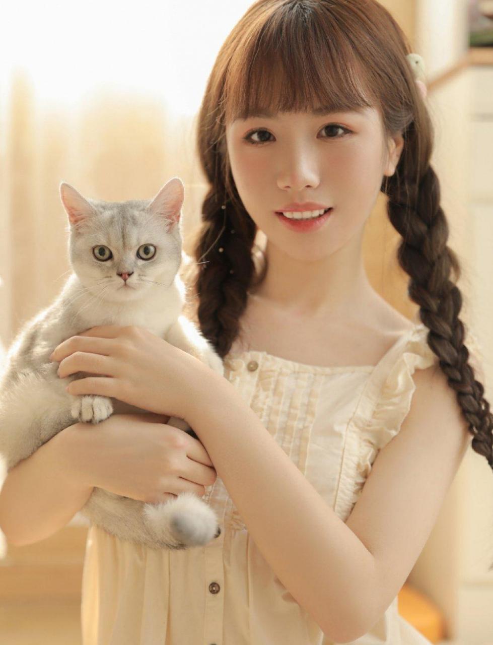 清纯可爱的麻花辫少女,居家私房唯美摄影写真. #娱乐