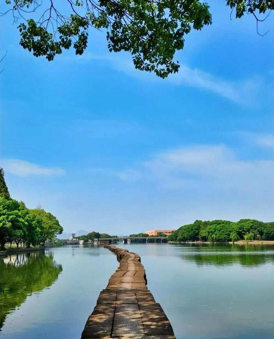 去绍兴旅游,我最喜欢的景点之一是那条长长的古纤道.