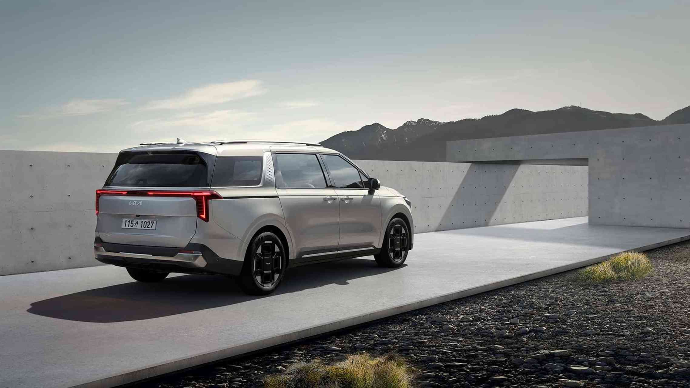 新款起亚嘉华正式在国外发布,配备新车灯和更光滑的尾部,这款mpv的