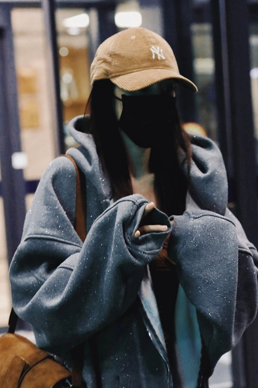 杨幂同款aw家细闪卫衣外套平替  最近,幂幂的一件bulingbuling卫衣火