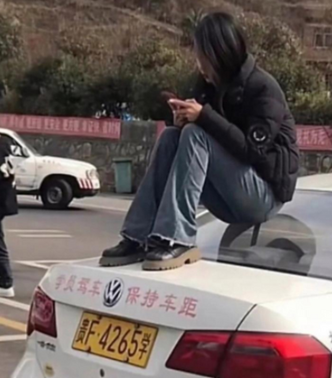 教练让我在车上等他,没毛病吧.