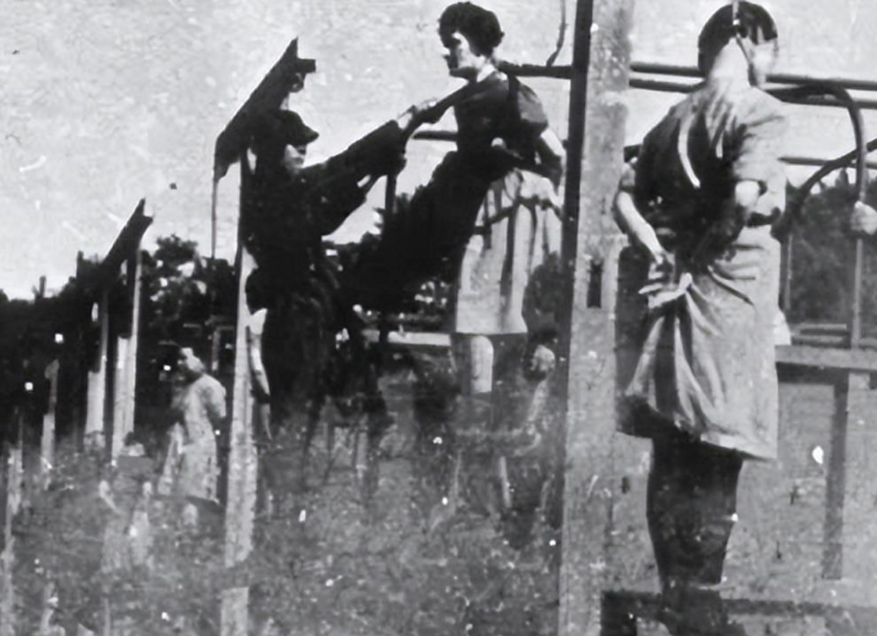 因为德军对待苏联女兵的手段极其残忍,所以有些女兵在被俘虏的时候