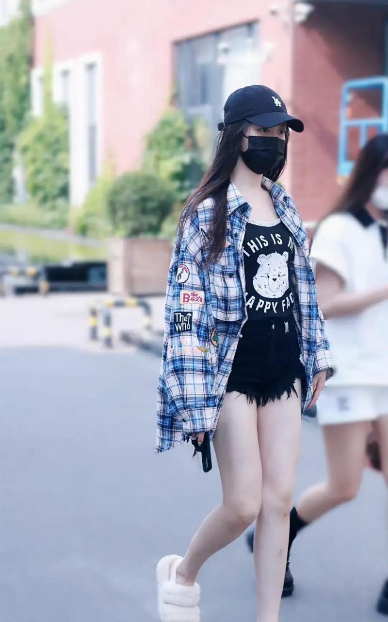 王艺瑾 ,下班实拍图,小白腿亮了 #娱乐