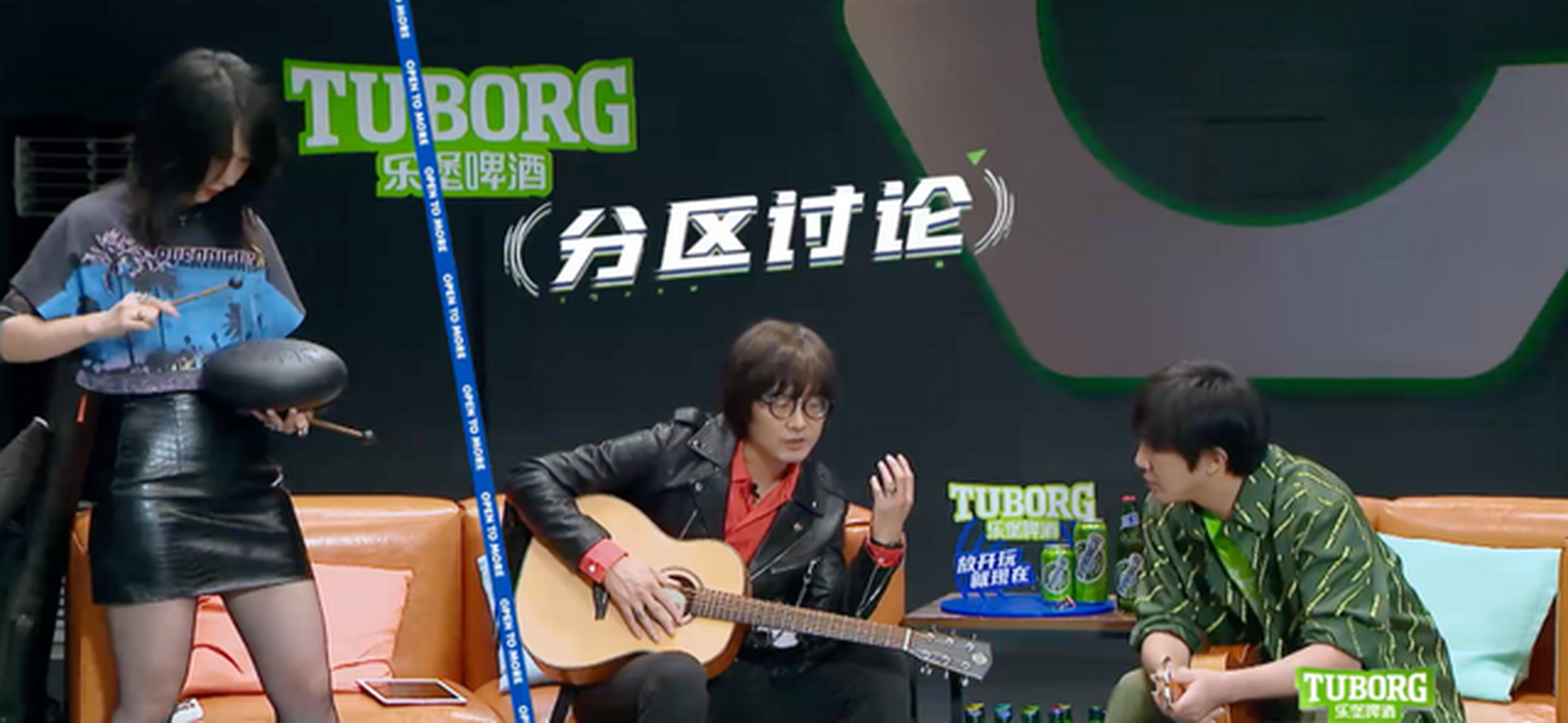 刚刚完成改编的时候,刘宪华想要第一时间让烟鬼组合本尊听一听,征求一