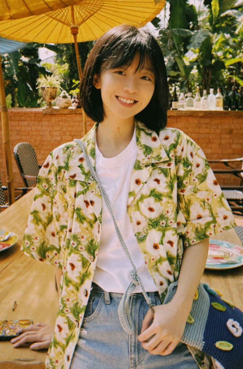 宋伊人初春花衬衫搭配牛仔裤装扮,甜美可爱#时尚