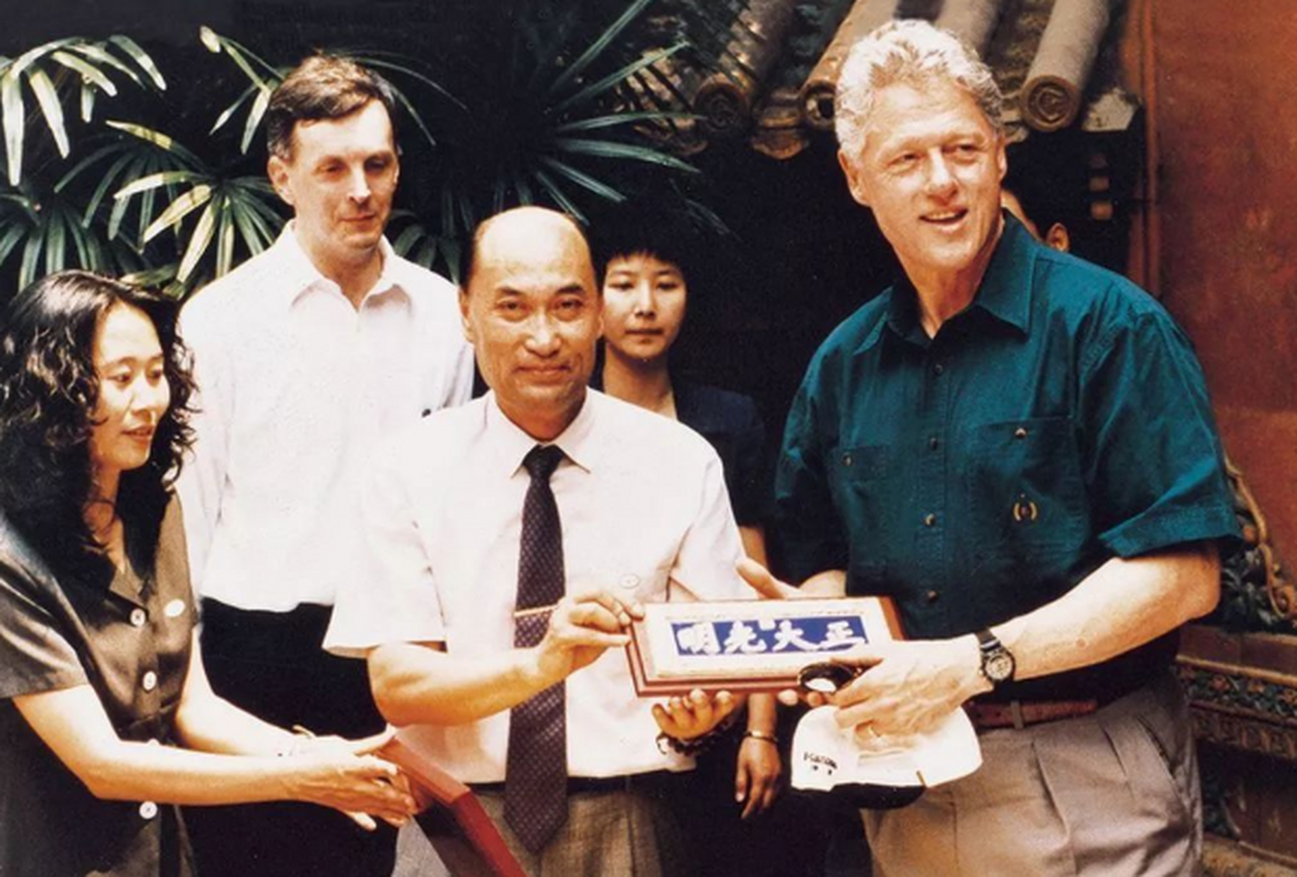 历史老照片: 1988年,美国总统克林顿访华期间的一组照片. 照片一,为他