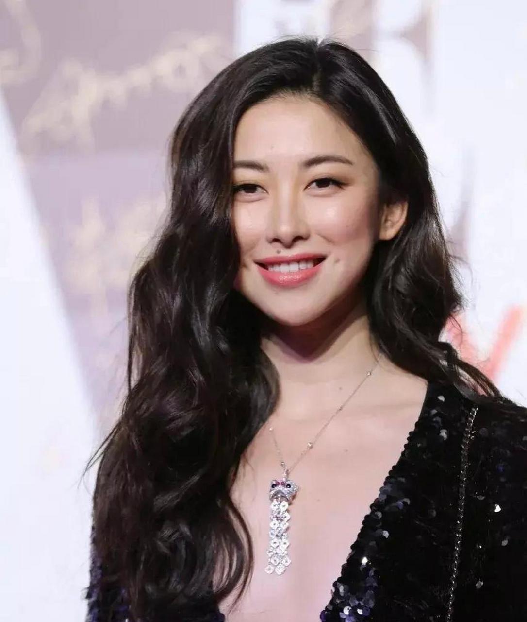 朱珠在好莱坞的时候,她一直舍不得点掉自己的嘴角痣.