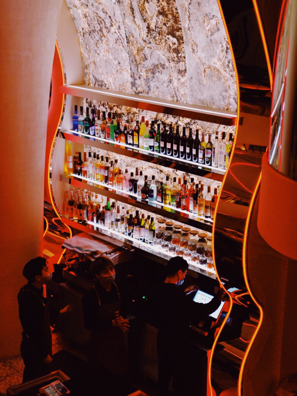 revel西班牙酒吧[啤酒] 环境氛围: 新开不久的bar,被其洞穴风的装修所