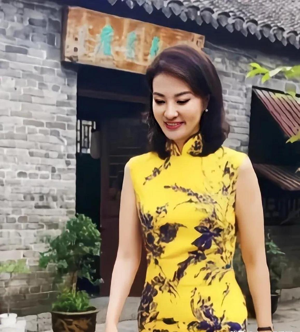 百家号星火计划# 央视美女主持人刘芳菲穿着黄色旗袍出席节目,这疑眄