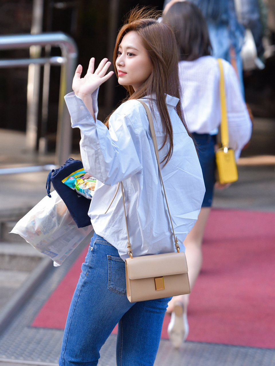 周子瑜上班私服穿搭 子瑜真的是新闻图都比自拍好看 大概长得好看的人