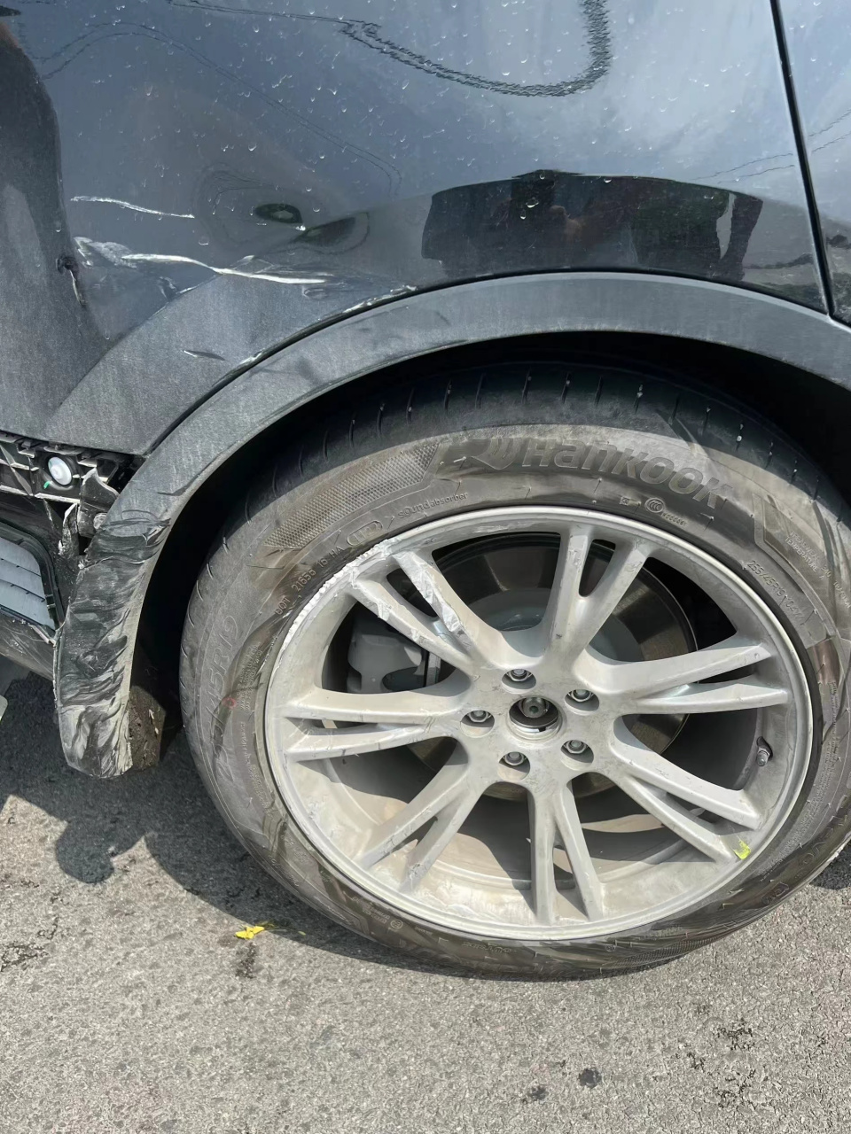 特斯拉被追尾,这个防撞梁还是挺实在的,安全性没得说!