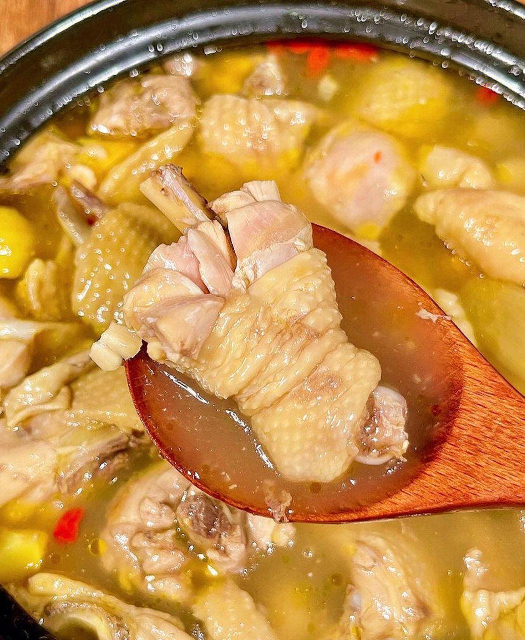 滋补养颜补气血?|?食材:鸡肉,板栗,枸杞红枣～ ?步骤: 1?