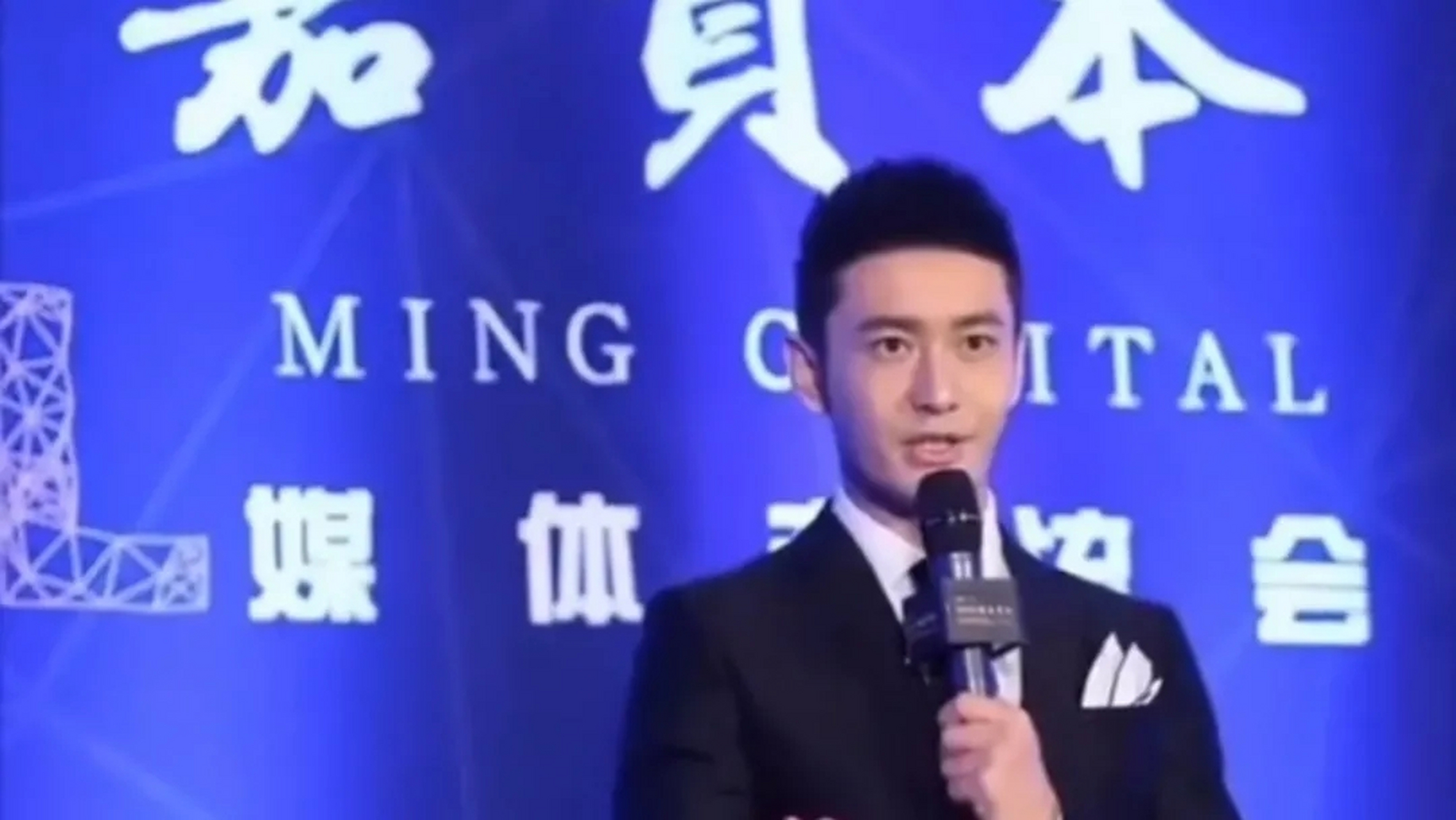 黄晓明当年的商业版图铺得很大,旗下有近百家公司,什么领域的都有.