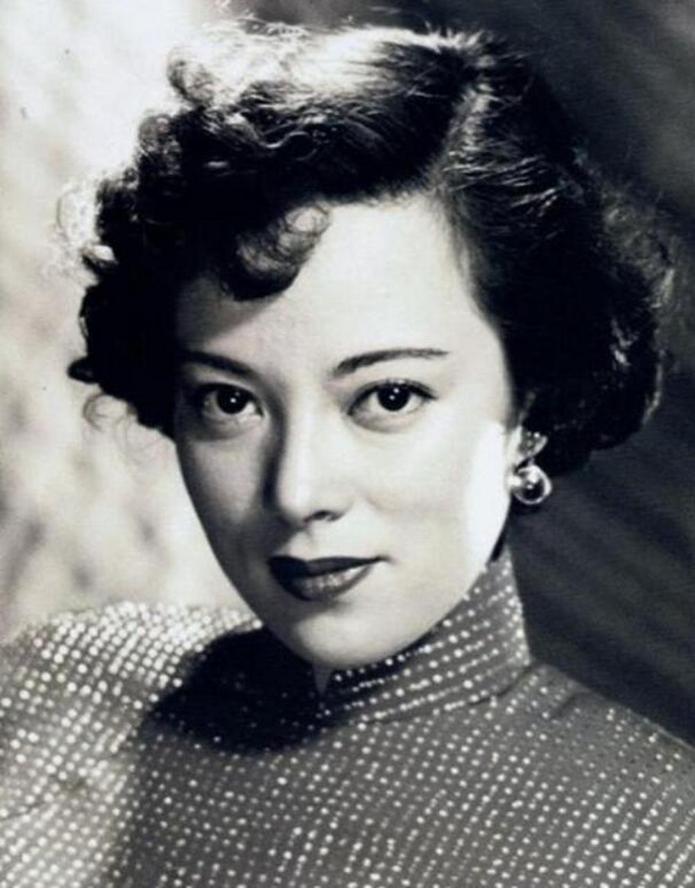 1945年,日本战败投降后,一位女演员李香兰因为给日军做宣传和间谍工作