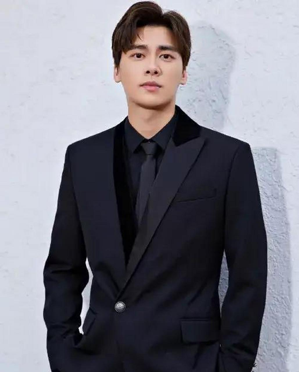 如果我是李易峰,到了35岁这个年纪,我会找个长得漂亮人品又好的女人