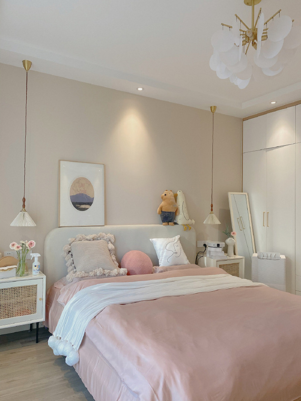 奶咖色墙漆效果很不错,打造温馨舒适的卧室        