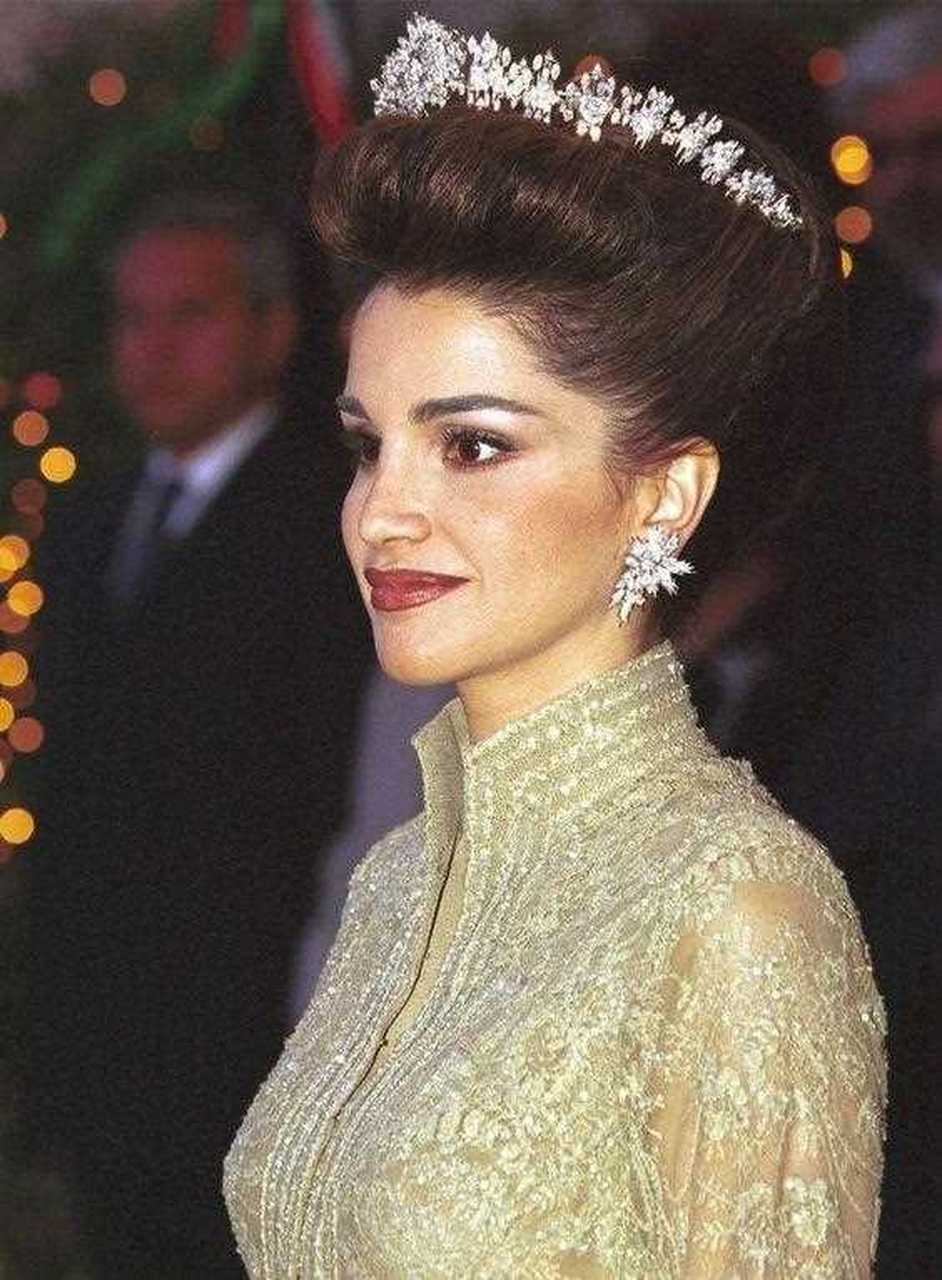 摩洛哥王妃拉拉·萨尔玛,真是从小美到大啊,她的打扮诠释了什么叫雍容