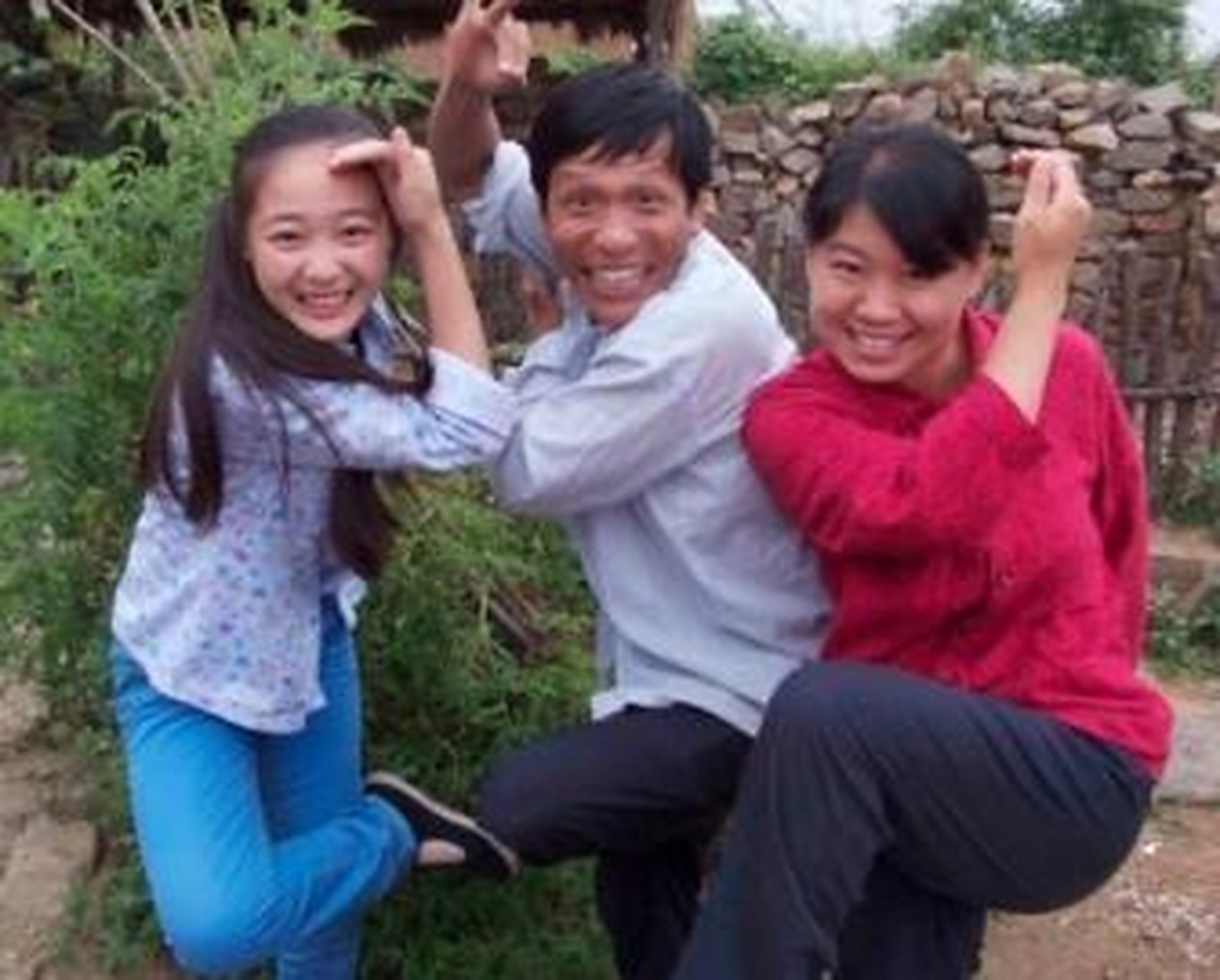 可以说一家四口,爸爸最丑,但是王雪和宋小宝也是非常恩爱,在外挣钱养