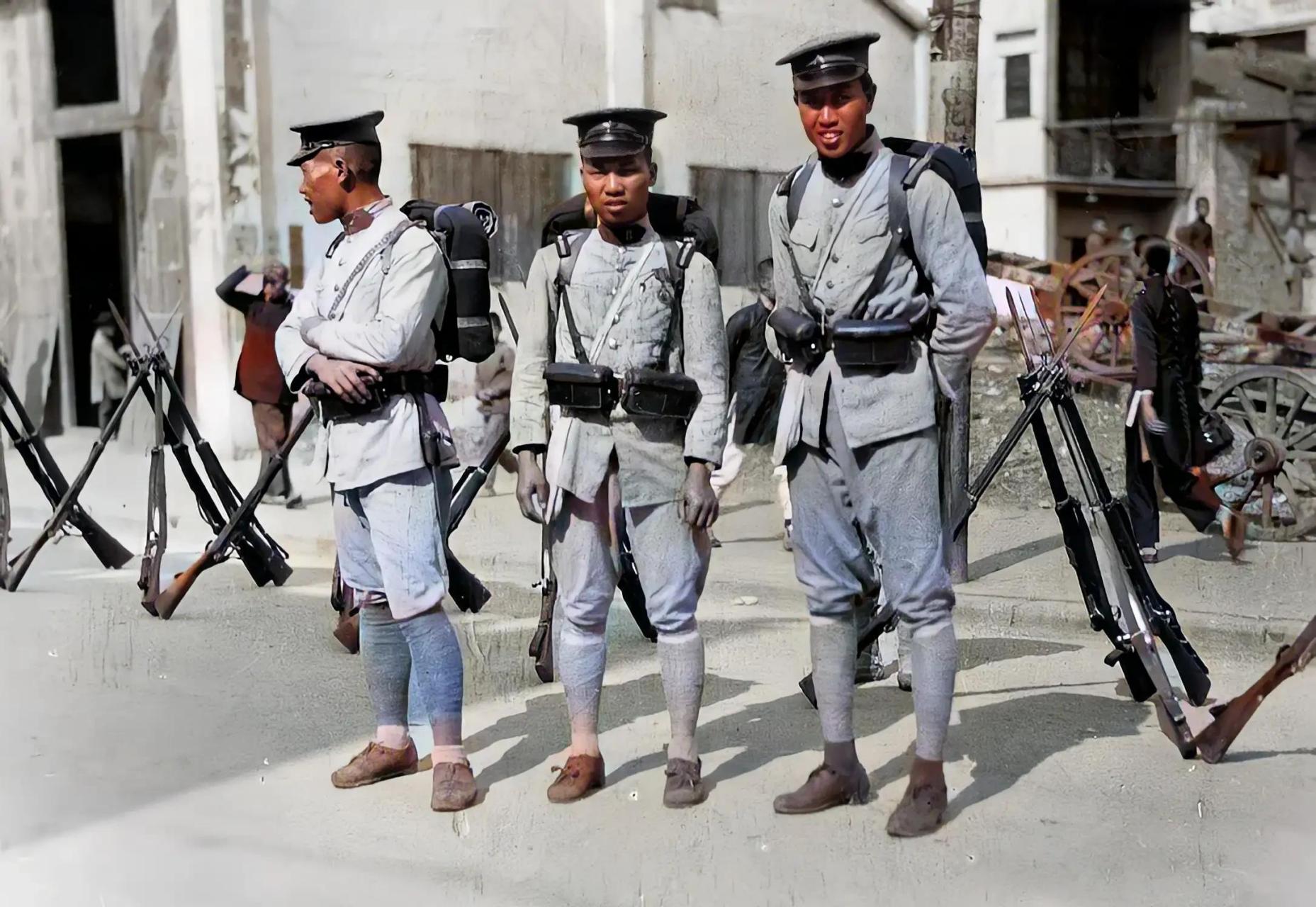 (甘博摄)#历史冷知识# #图说军史# #老照片#  夏季军装穿起来还是很