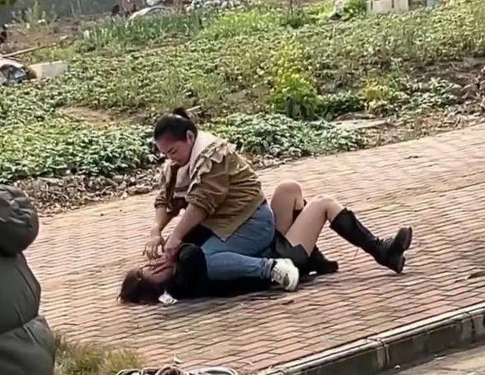原配和小三打起来了