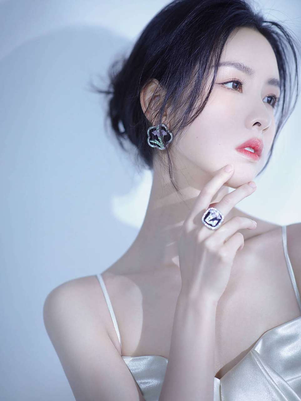 皮肤白皙惊艳全场  近日陈都灵工作室发布一组写真大片,照片中陈都灵