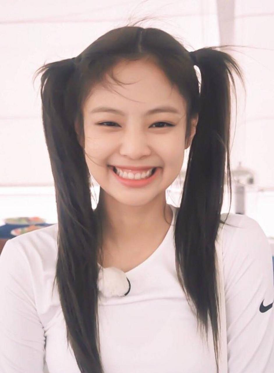 jennie金智妮大胆尝试黑丝 短发,网友:有葬爱家族内味了