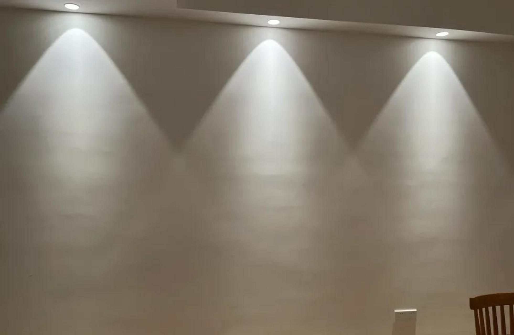 射灯真的是"照妖镜"光一打就是心梗现场 墙面平不平一照就看出来了 有