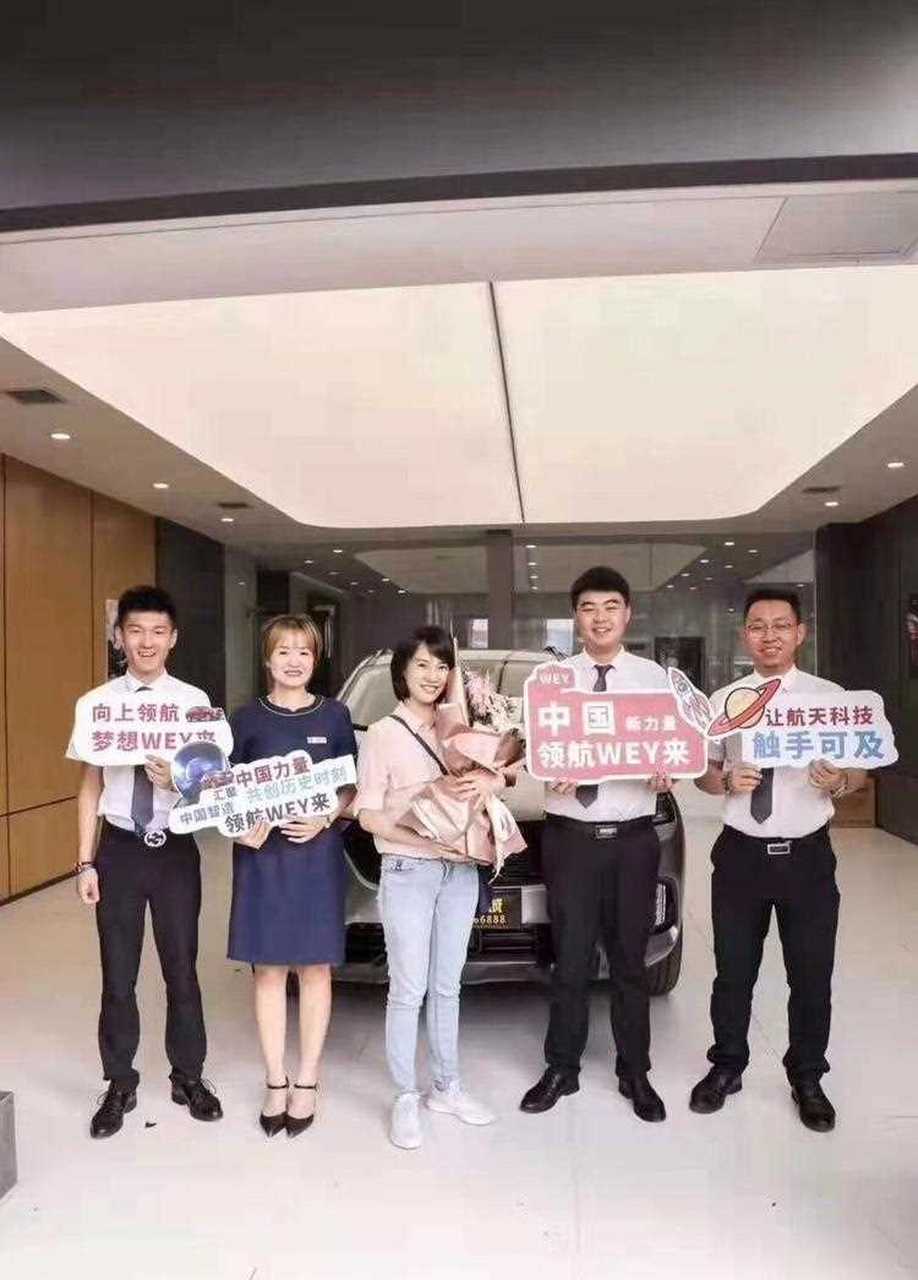 还记得西安那位坐在奔驰引擎盖上哭的女司机吗?