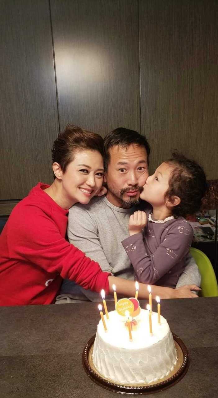 香港tvb男星陈国邦和老婆罗敏庄合照,这一家人现在过得很幸福