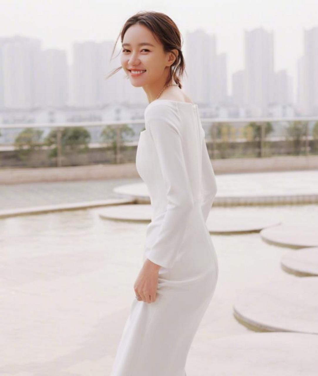 一直以为焦俊艳是焦恩俊的亲戚呢,两个人都是演技派,而且焦艳君男装