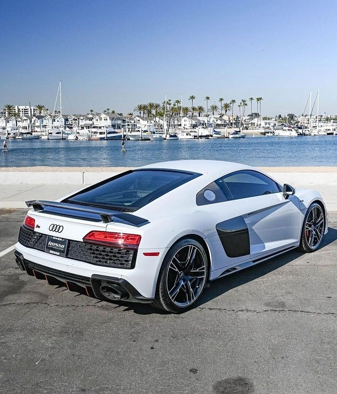 奥迪r8:跑车界的经典之作 奥迪r8是一款超级跑车,具有出色的性能和