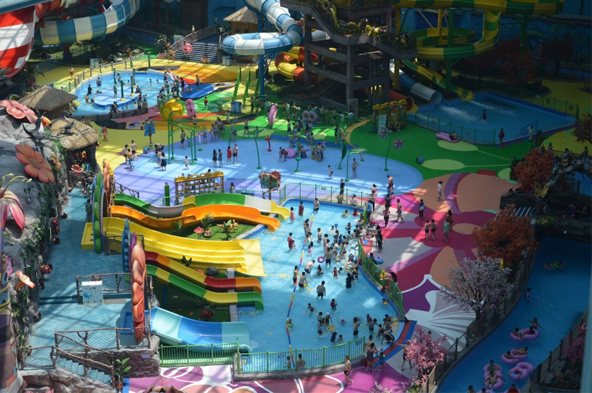 融创水世界是全室内四季恒温水上乐园[good]面积达到4.3万平方!