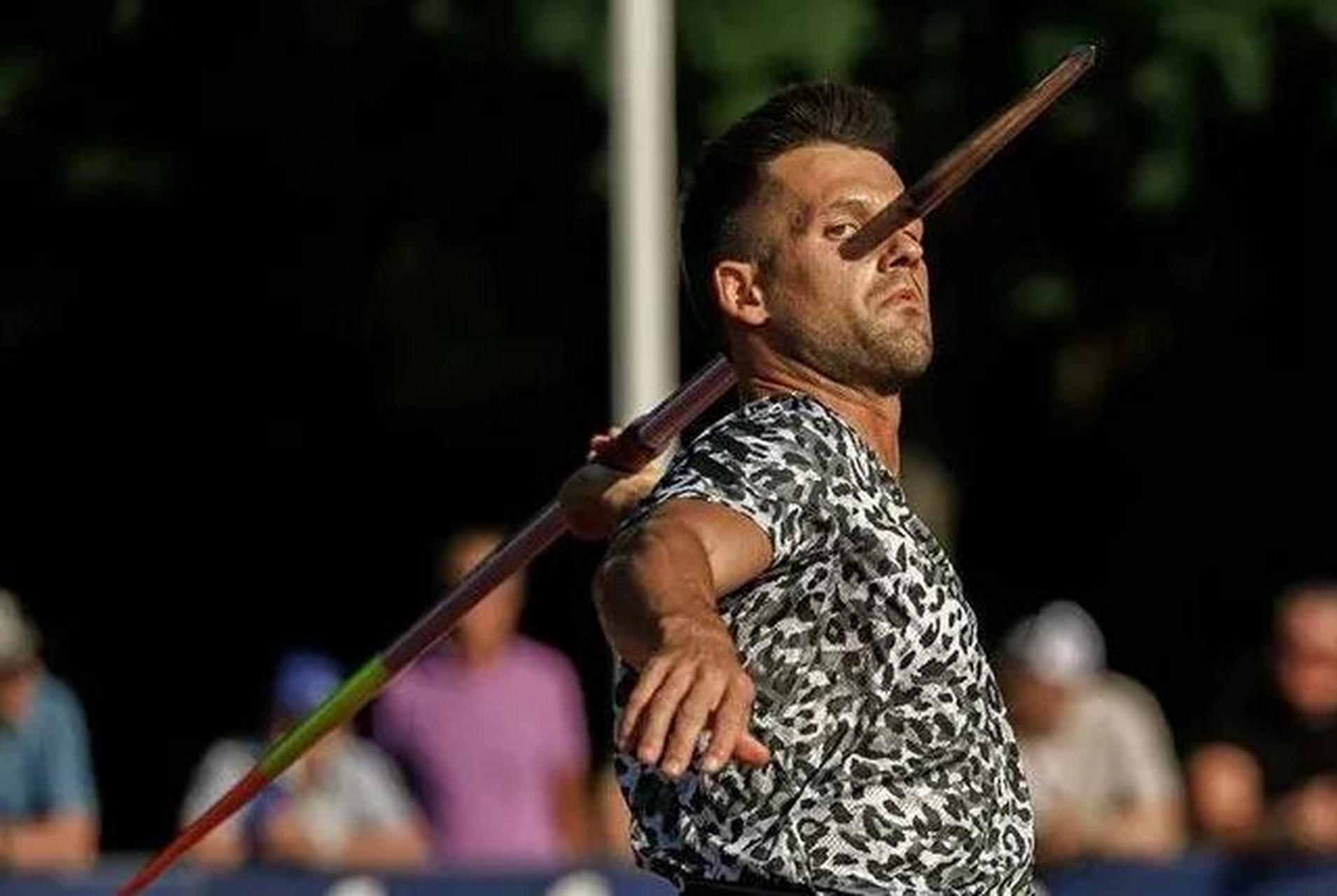 这是一位在投掷标枪的运动员,那他的脑袋上是怎么回事?