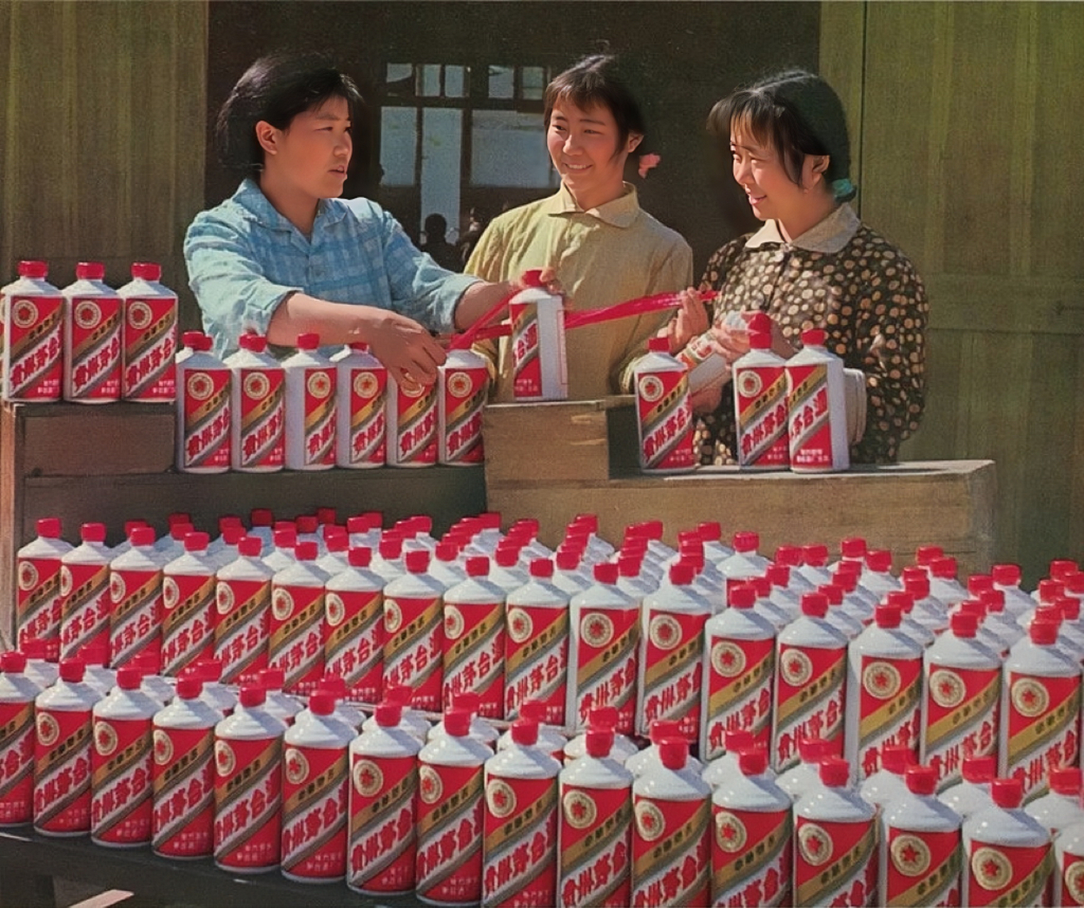 1974年,三位姑娘正在售卖贵州茅台酒的老照片.