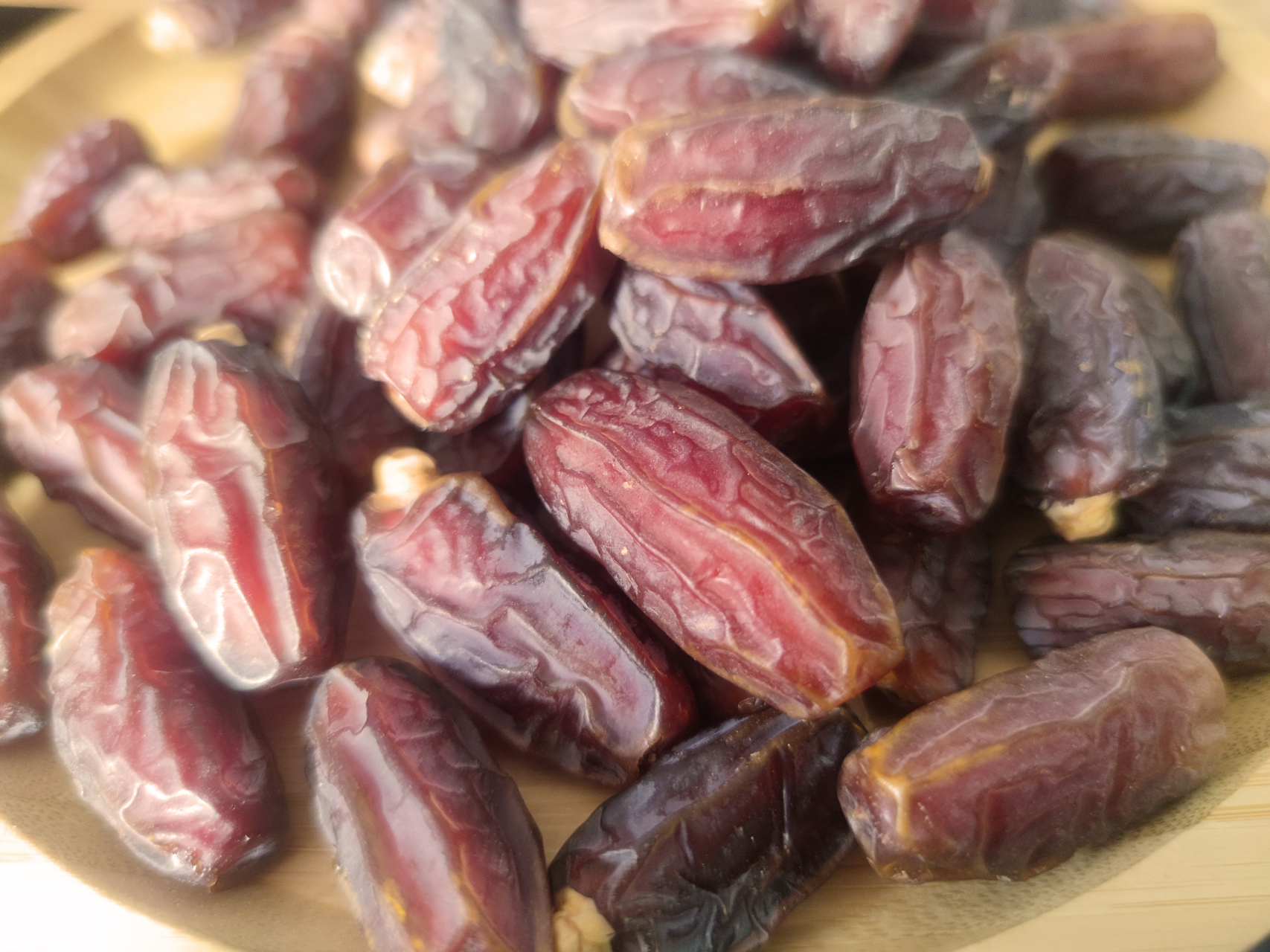 椰枣在中东地区,被当地人它是沙漠里的"黄金面包".