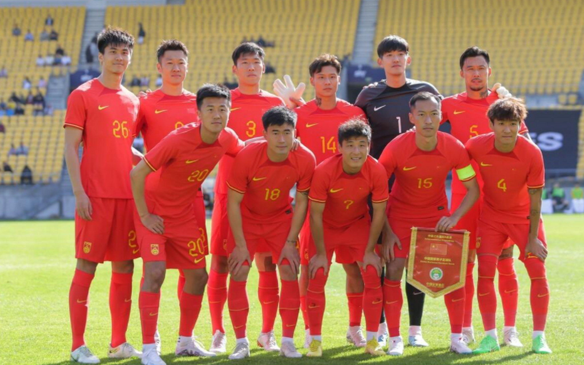 终场哨声响起,比分中国1:2新西兰,国足与新西兰的第二场友谊赛没有