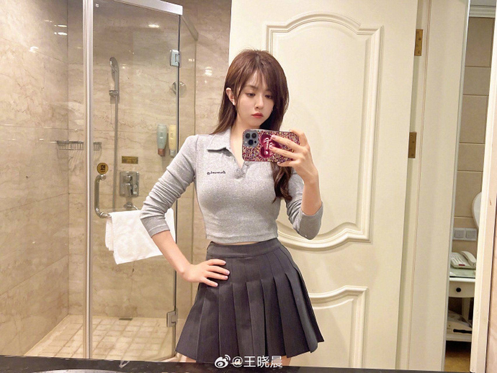 看#王晓晨# 这身材,40多岁了百褶裙还穿的这么带劲