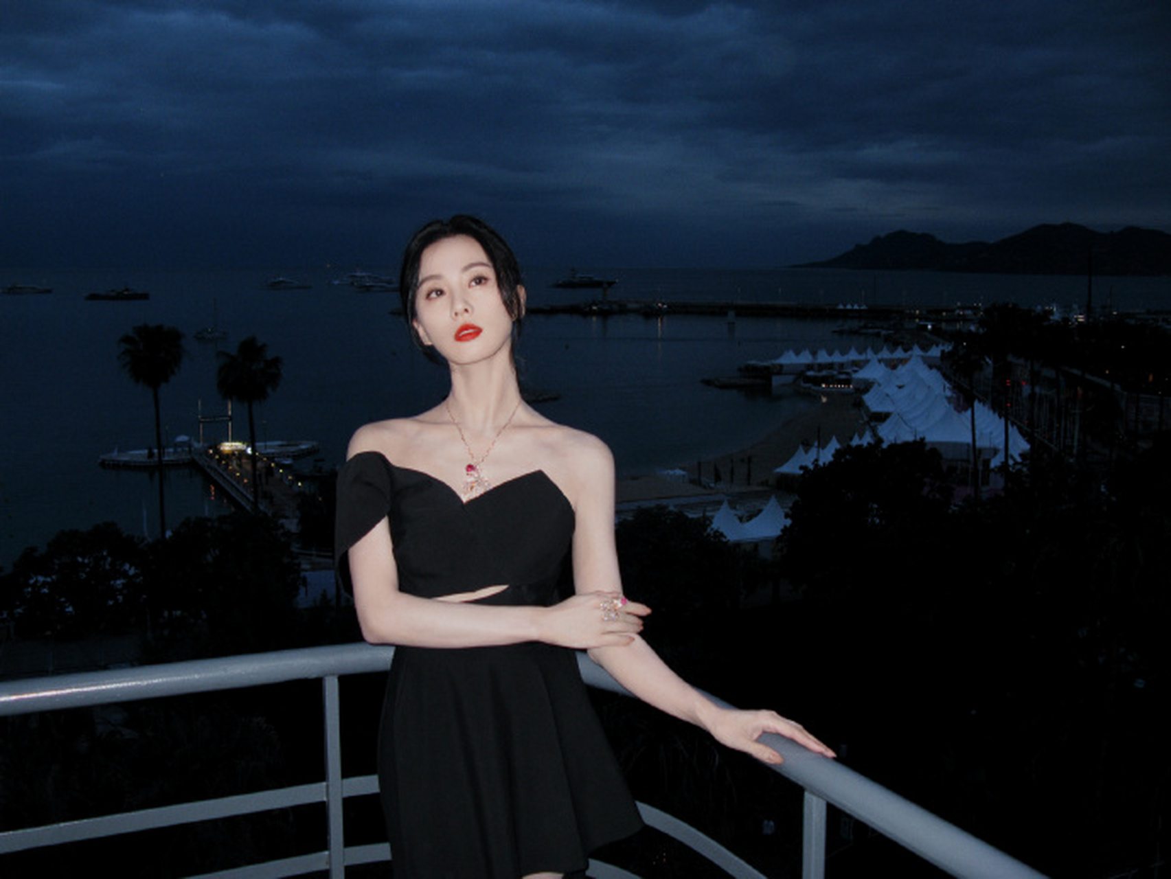 刘诗诗:黑裙秀肩颈线条,一抹红唇更显皮肤白到发光.