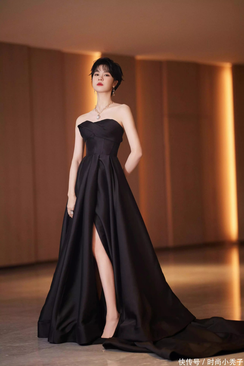 真低估郁可唯的美貌,一袭抹胸黑裙秀"筷子腿",狗啃短发酷又美
