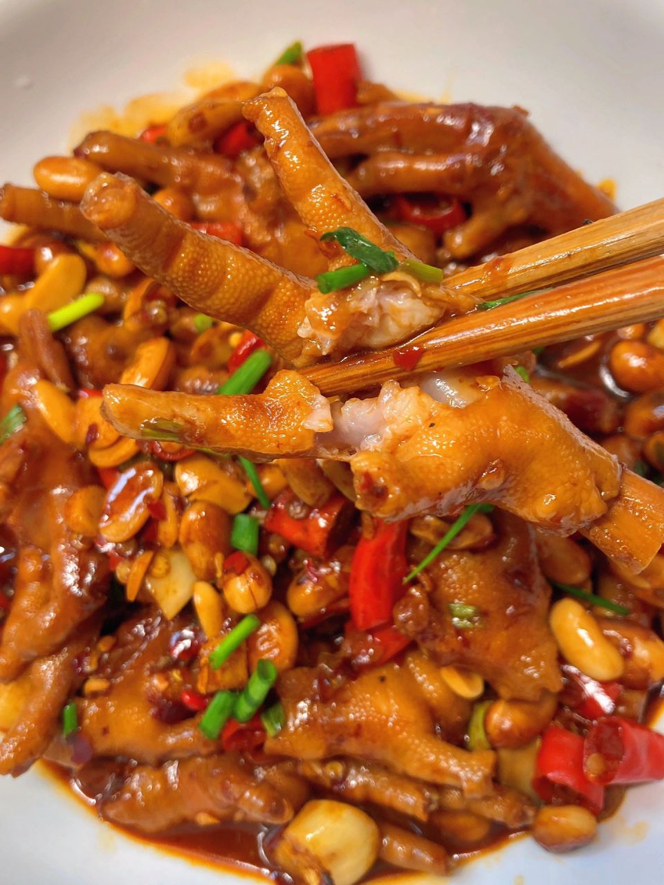 食材准备:鸡爪,提前泡好的黄豆,啤酒